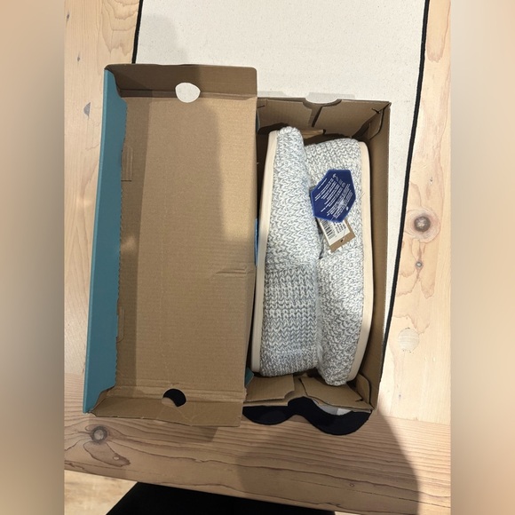 NEW IN BOX AND WITH TAG- Size 10 Woman’s - TOMS SWEATER KNIT STYLE shoes - Picture 5 of 7